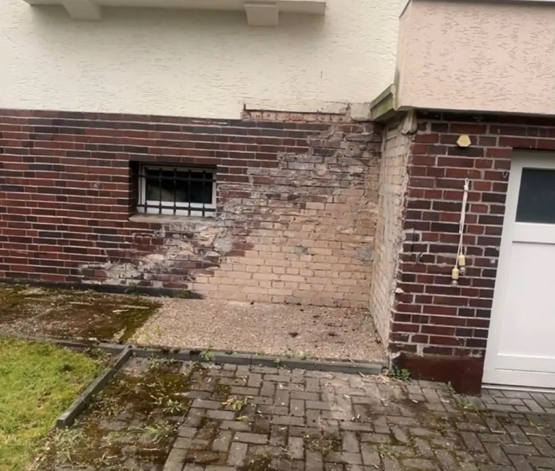 Freigeräumter Fassadenbereich nach der Treppendemontage
