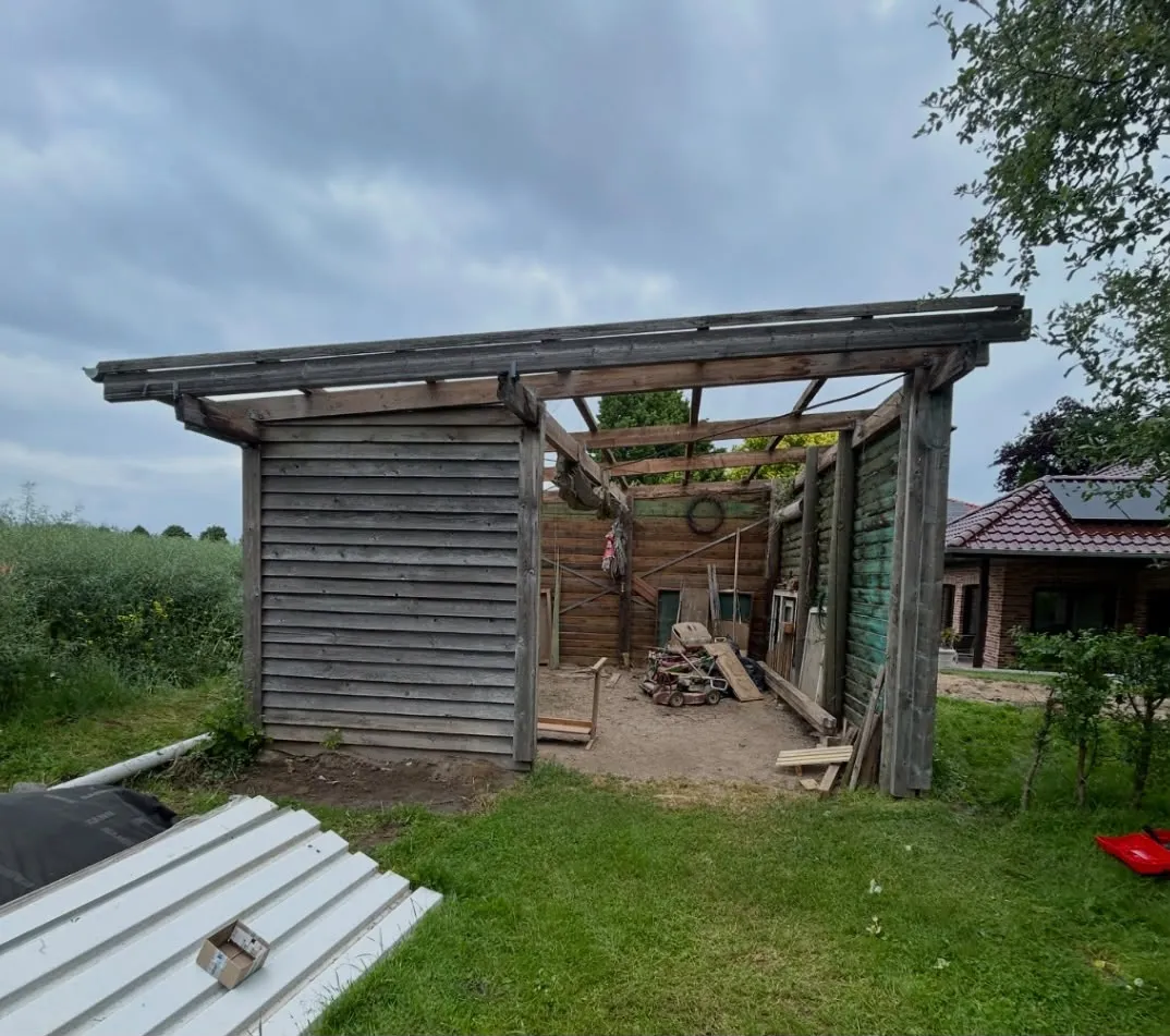 Gartengebäude vor dem Rückbau